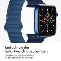 imoshion Magnetisches Silikonarmband für das  Apple Watch Series 1 t/m 9 / SE (38/40/41 mm) | Series 10 / 11 (42 mm) - Dunkelblau