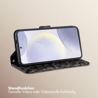 Selencia Sabi Klapphülle mit Leopardenmuster Samsung Galaxy S24 / S25 - Midnight Black