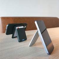 Accezz Leder-Wallet mit Standfunktion - Geeignet für MagSafe und Qi2 - Cedar Green