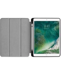 imoshion Design Trifold Klapphülle iPad 6 (2018) 9.7 Zoll / iPad 5 (2017) 9.7 Zoll / Air 2 (2014) / Air 1 (2013)