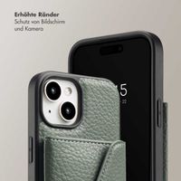 Selencia Sera Kordel-Hulle mit Kartenhalter-Umschlag für das iPhone 15 - Sage Green