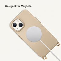 Selencia Rivièra MagSafe Backcover mit abnehmbaren Haken für das Apple iPhone 15 - Milky Latte + Lova Handykette - Mocha Brown