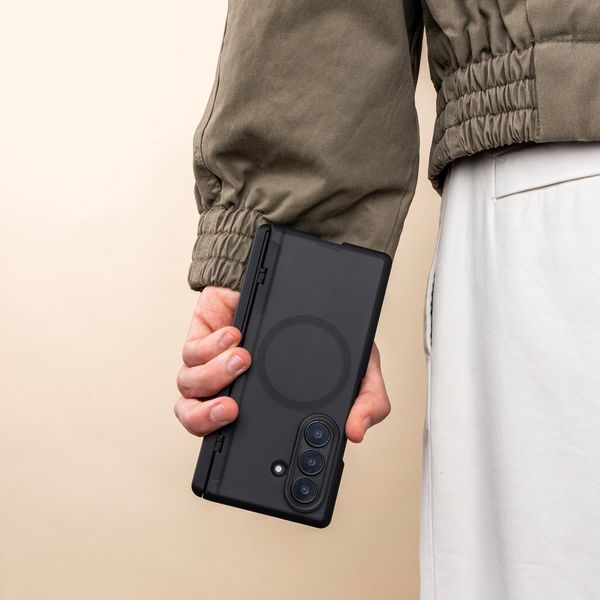 imoshion Color Guard mit MagSafe und Ständer Samsung Galaxy Z Fold 8 Ultra - Schwarz