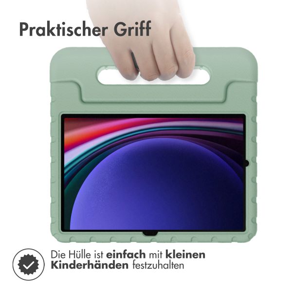 imoshion Schutzhülle mit Handgriff kindersicher für das Samsung Galaxy Tab S9 11.0 Zoll / Tab S9 FE 10.9 Zoll - Olive Green