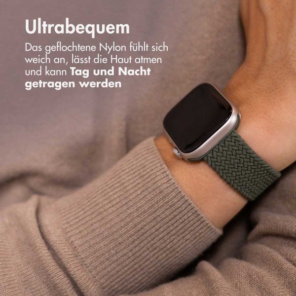 imoshion Gewebtes Nylonarmband für die Apple Watch Series 1 bis 10 / SE / Ultra (2) (44/45/46/49 mm) - Dunkelgrün