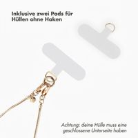 Selencia Rivièra MagSafe Backcover mit abnehmbaren Haken für das Apple iPhone 17 Pro - Velvet Black + Sleek Chain Handykette - Gold
