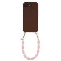 Selencia Rivièra MagSafe Backcover mit abnehmbaren Haken für das Apple iPhone 17e / 16e - Choco Brown + Satin Crush Handykette - Cosmic Candy