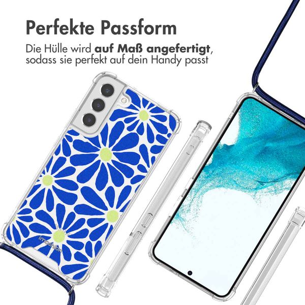 imoshion Design Hülle mit Band für das Samsung Galaxy S22 Plus - Cobalt Blue Flowers Connect