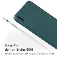 Accezz Liquid Silicone Back Cover mit Stifthalter für das iPad Air 11 Zoll (2025) M3 / (2024) M2 / Air 5 (2022) / Air 4 (2020) - Dunkelgrün