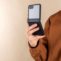 imoshion Color Backcover mit Ständer Samsung Galaxy Z Flip 8 - Schwarz