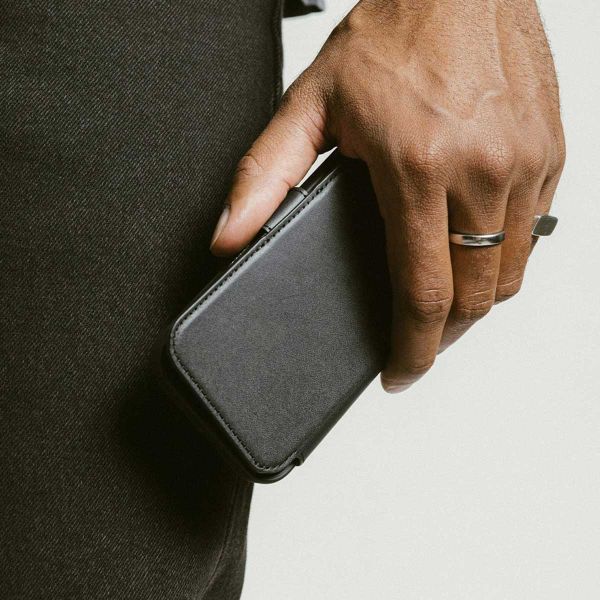 Nomad Modern Leather Folio Klapphülle Apple iPhone 16 Pro Max - Schwarz