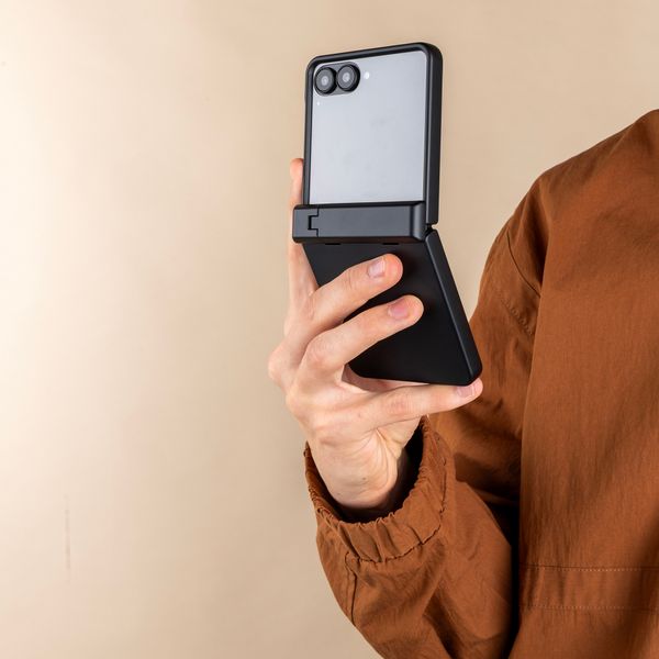 imoshion Color Backcover mit Ständer Samsung Galaxy Z Flip 8 - Schwarz