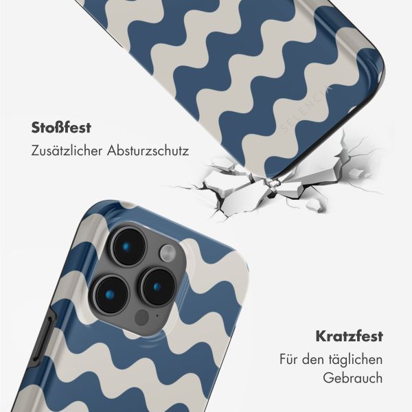 Selencia Vivid Tough Back Cover mit MagSafe für das iPhone 15 Pro Max - Wave Vibes Classic Blue