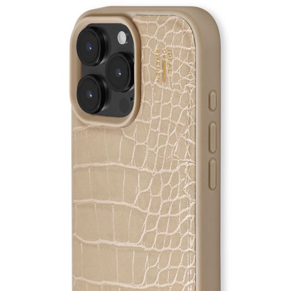 iDeal of Sweden Vegan Leather Back Cover für das iPhone 16 Pro - Warm Beige Croco