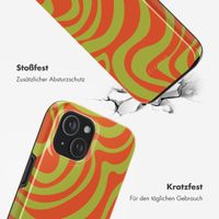 Selencia Vivid Tough Back Cover MagSafe für das iPhone 15 - Wavy Swirl Orange Fern