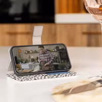 imoshion ﻿Design Klapphülle für das Apple iPhone SE (2022 / 2020) / 8 / 7 / 6(s) - Black And White Dots