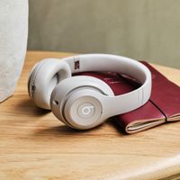 Beats Studio Pro Kabellose Kopfhörer mit Aktive Geräuschunterdrückung (ANC) - Sandstone