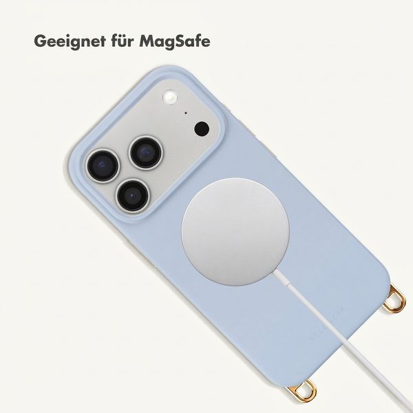 Selencia Rivièra MagSafe Backcover mit abnehmbaren Haken für das Apple iPhone 17 Pro - Powder Blue + Lova Handykette - Burgundy