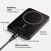Selencia Vivid Powerbank 5.000 mAh - MagSafe und Qi - Black / Bonbon Stripe Raspberry