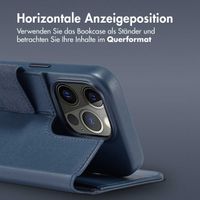 Accezz 2-in-1 Klapphülle aus Leder mit MagSafe für das Apple iPhone 15 Pro - Nightfall Blue