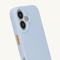 Selencia Rivièra MagSafe Backcover mit abnehmbaren Haken für das Apple iPhone 16 - Powder Blue + Lova Handykette - Burgundy