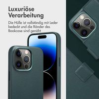 Accezz 2-in-1 Klapphülle aus Leder mit MagSafe für das iPhone 14 Pro - Cedar Green