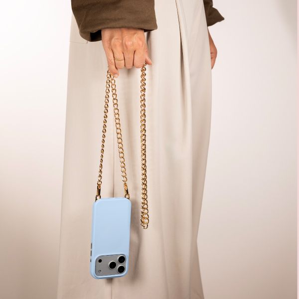 Selencia Rivièra MagSafe Backcover mit abnehmbaren Haken für das Apple iPhone 15 Pro - Powder Blue + Bold Chain (130 cm) - Gold