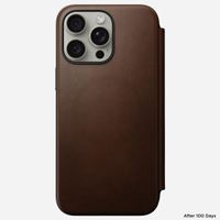 Nomad Modern Leather Folio Klapphülle für das iPhone 15 Pro Max - Braun