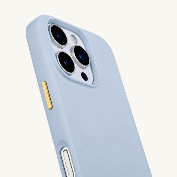 Selencia Rivièra MagSafe Backcover mit abnehmbaren Haken für das Apple iPhone 16 Pro Max - Powder Blue + Bold Chain Handykette - Gold