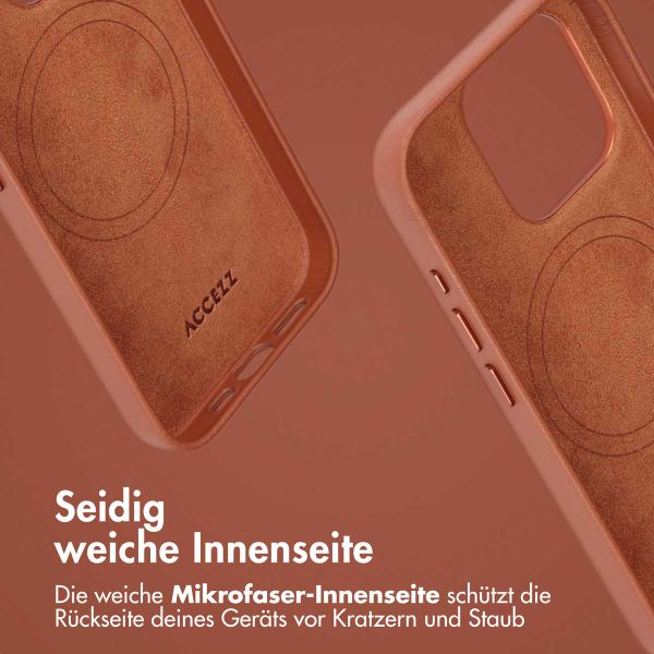 Accezz 2-in-1 Klapphülle aus Leder mit MagSafe für das iPhone 15 Pro - Sienna Brown