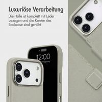 Accezz 2-in-1 Klapphülle aus Leder mit MagSafe Apple iPhone 18 Pro Max / 17 Pro Max - Light Grey