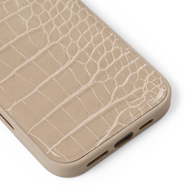 iDeal of Sweden Vegan Leather Back Cover für das iPhone 16 Pro - Warm Beige Croco