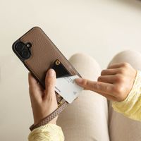 Selencia Nova HandyHülle mit Kordel und Kartenhalter Apple iPhone 17 - Mocha Brown