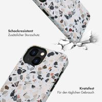 Selencia Vivid Tough Back Cover für das iPhone 13 - Chic Terazzo