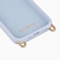 Selencia Rivièra MagSafe Backcover mit abnehmbaren Haken für das Apple iPhone 17e / 16e - Powder Blue + Lova Handykette - Burgundy