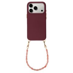 Selencia Rivièra MagSafe Backcover mit abnehmbaren Haken für das Apple iPhone 17 Pro - Bold Burgundy + Sorbet Pop Handykette - Pink