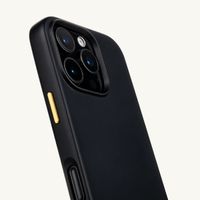 Selencia Rivièra MagSafe Backcover mit abnehmbaren Haken für das Apple iPhone 16 Pro - Velvet Black + Sleek Chain (130 cm) - Gold