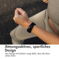 imoshion Silikon Sportarmband mit Löchern für die Fitbit Charge 5 / Charge 6 - Dunkelblau