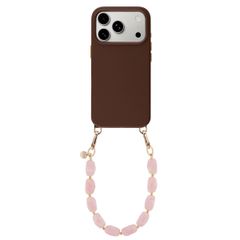 Selencia Rivièra MagSafe Backcover mit abnehmbaren Haken für das Apple iPhone 17 Pro - Choco Brown + Satin Crush Handykette - Cosmic Candy