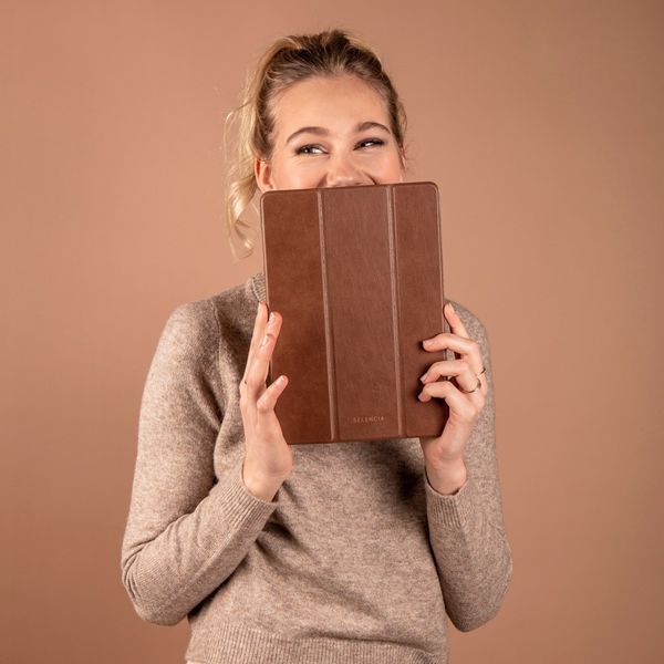 Selencia Trifold Klapphülle aus veganem Leder iPad 9 (2021) 10.2 Zoll / iPad 8 (2020) 10.2 Zoll / iPad 7 (2019) 10.2 Zoll 