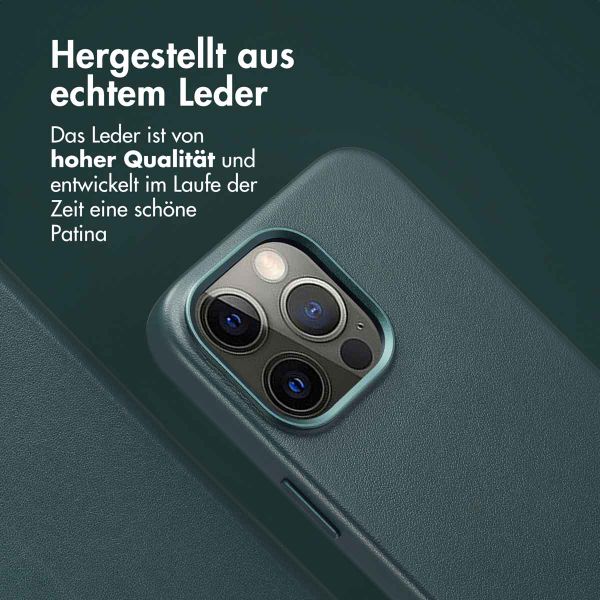 Accezz 2-in-1 Klapphülle aus Leder mit MagSafe für das iPhone 15 Pro Max - Cedar Green