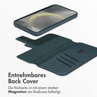 Accezz 2-in-1 Klapphülle aus Leder mit MagSafe für das Samsung Galaxy S24 - Cedar Green