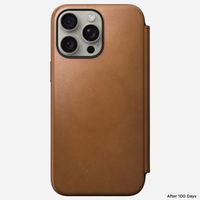 Nomad Modern Leather Folio Klapphülle Apple iPhone 15 Pro Max - English Tan