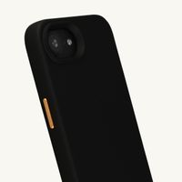 Selencia Rivièra MagSafe Backcover mit abnehmbaren Haken für das Apple iPhone 17e / 16e - Velvet Black + Sleek Chain Handykette - Gold