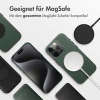 Accezz MagSafe Leather Backcover für das Apple iPhone 15 Pro Max - Cedar Green