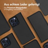 Accezz Premium Leather Slim Klapphülle für das iPhone 15 Pro - Schwarz