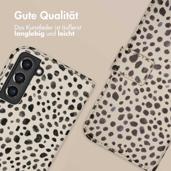 imoshion Design Klapphülle für das Samsung Galaxy S21 FE - Black And White Dots