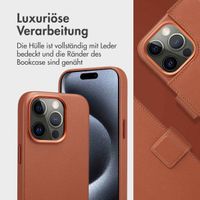 Accezz 2-in-1 Klapphülle aus Leder mit MagSafe für das iPhone 15 Pro - Sienna Brown