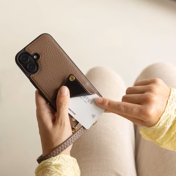 Selencia Nova HandyHülle mit Kordel und Kartenhalter Apple iPhone 17 - Mocha Brown