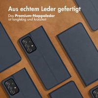 Accezz Premium Leather Slim Klapphülle für das Samsung Galaxy A52(s) (5G/4G) - Dunkelblau